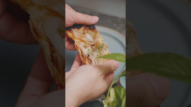 【簡単レシピ】冷凍パイシートを使った《新玉ねぎパイ》#shorts #冷凍パイシート #新玉ねぎ