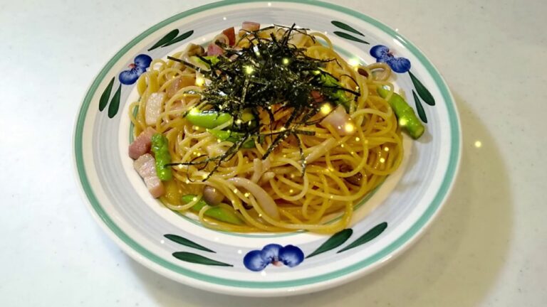 簡単で美味しいベーコンときのこの和風パスタ!Japanese bacon and mushroom pasta.