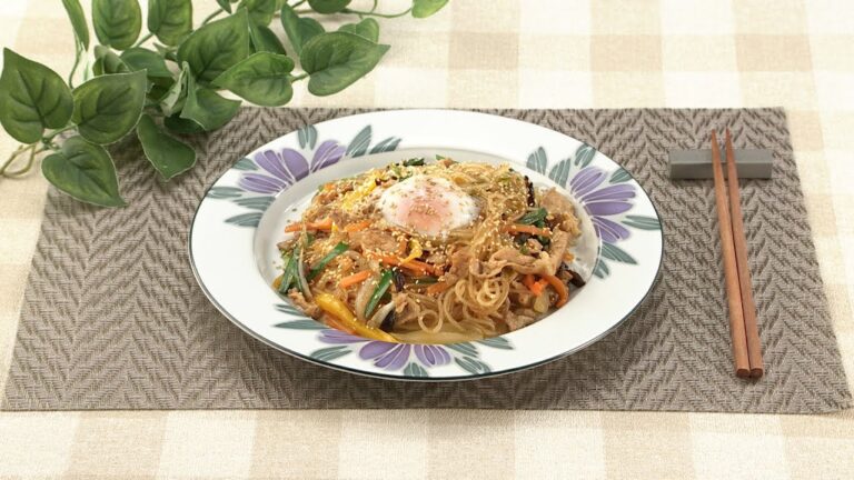 【DAIGOも台所】５種野菜と豚こまのチャプチェ温玉のせ｜残り物でもお手軽に作れる◎