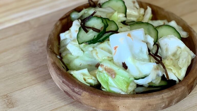 無限キャベツ！お酒のお供にキャベツときゅうりの梅肉和え