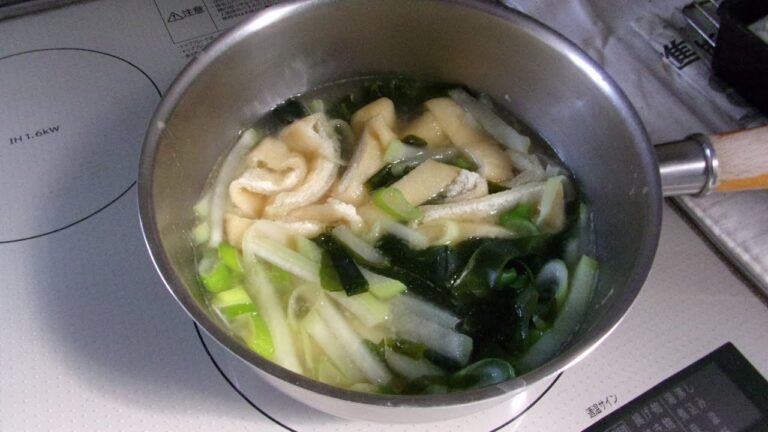 大根役者が作る、ワカメと油揚げのお味噌汁ｗ