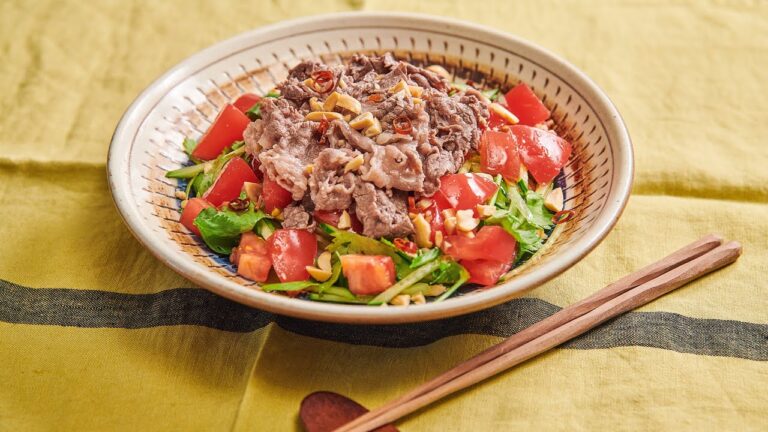 ⽜⾁とトマトのエスニックサラダそうめん