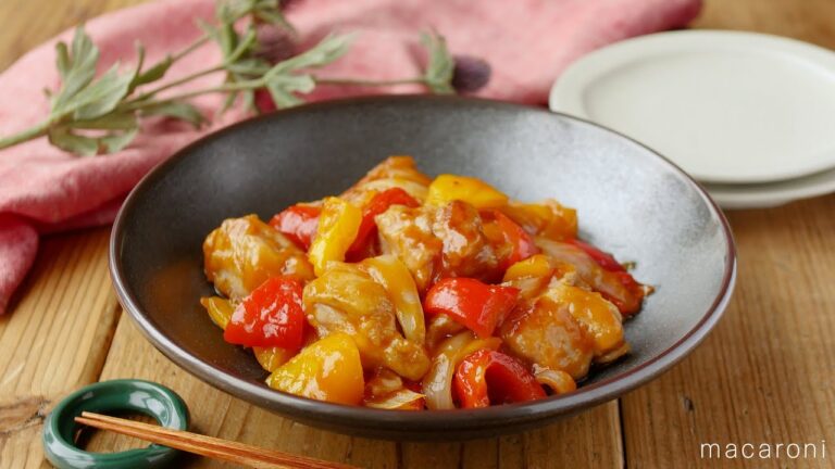 【鶏肉とパプリカの甘酢炒め】ごはんがすすむ！肉とパプリカを炒め、甘酢の味付けで仕上げるひと品♪｜macaroni（マカロニ）