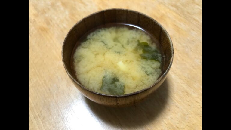 ジャガイモとワカメの味噌汁