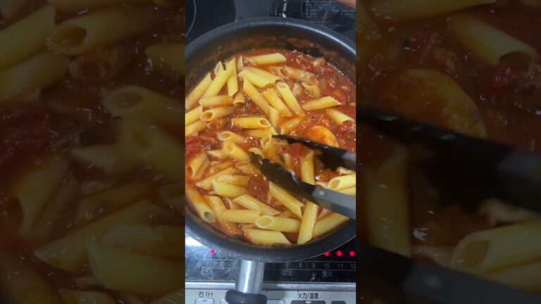 【グルテンフリーパスタ】トマト缶と鯖缶使った美肌ソースにペンネを絡める