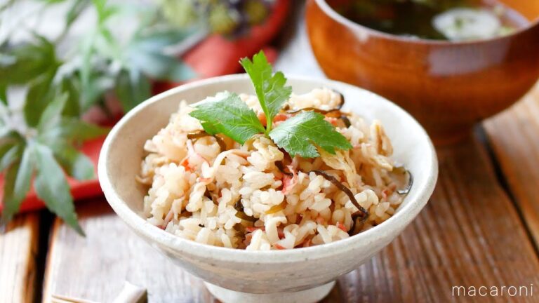 【カニカマと塩昆布の炊き込みご飯】カニカマのアレンジレシピ！旨みたっぷり♪おにぎりにもおすすめ｜macaroni（マカロニ）