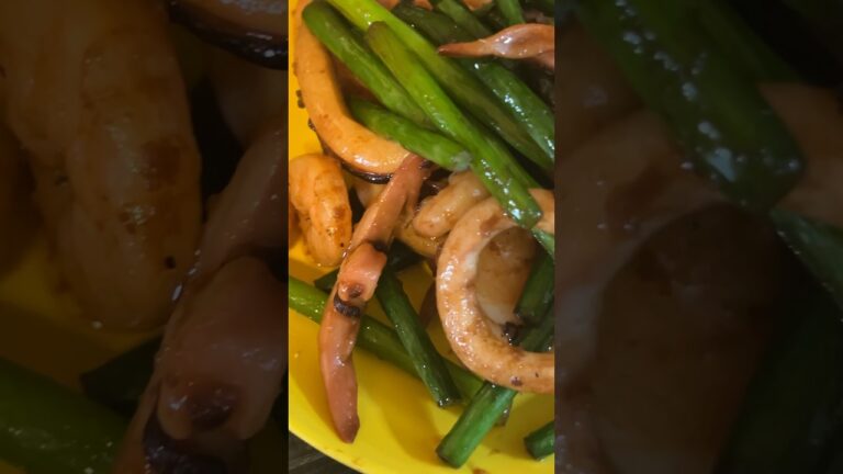 ずぼらなニンニクの芽の炒めものはイカとコンソメで。 #料理 #ひとり暮らし #男の料理 #男飯 #にんにく #shorts