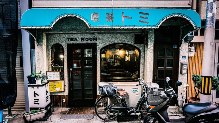 老舗喫茶店の昔ながらのオムライスとサイフォンコーヒーの淹れ方