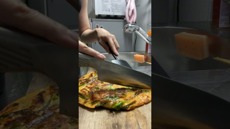 ニラたっぷり！キムチチヂミの作り方　#shorts #ニラキムチ #チヂミ