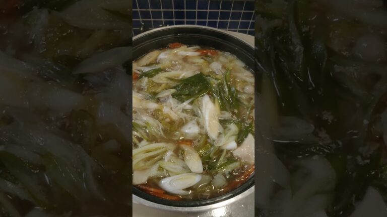 鍋にだしパックと具材を入れて「汁」を作る（うまい）