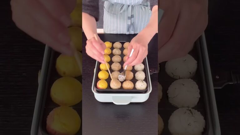 まん丸おにぎり🍙ごはんは大葉入り塩おにぎり、醤油おにぎり、たぬきおにぎり、ケチャップライスです。たこ焼き器で焼いて焼きおにぎりにしました！ケチャップライスはオムライスです。 #shorts