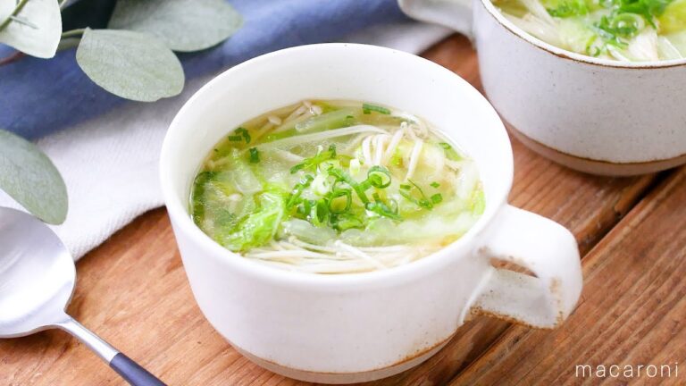 【白菜とえのきの中華スープ】とろとろの白菜とえのきの歯ごたえが楽しい！ごま油としょうがで香りが良い♪｜macaroni（マカロニ）