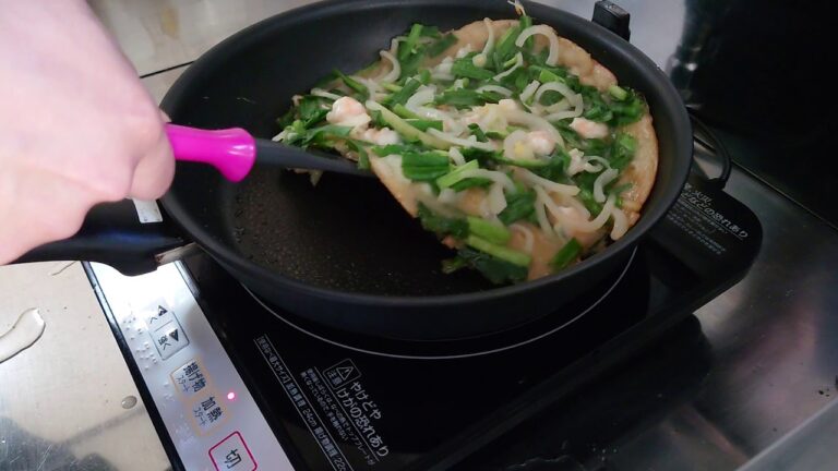 手作りチヂミをひっくり返すだけ