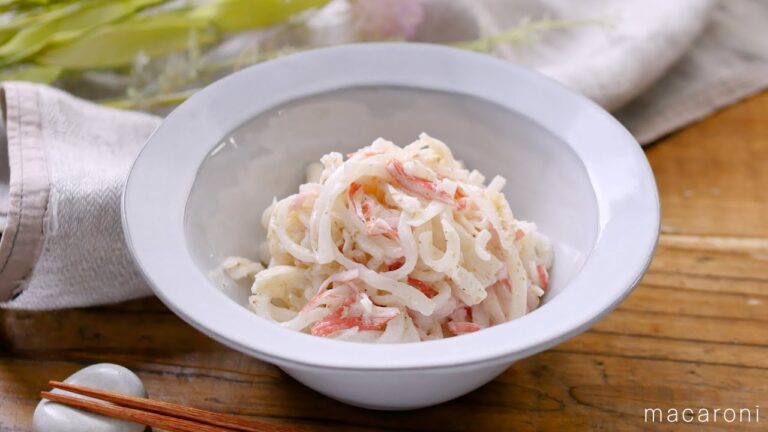【大根とカニカマのごまマヨネーズサラダ】簡単副菜レシピ！大根とカニカマでお手軽♪｜macaroni（マカロニ）