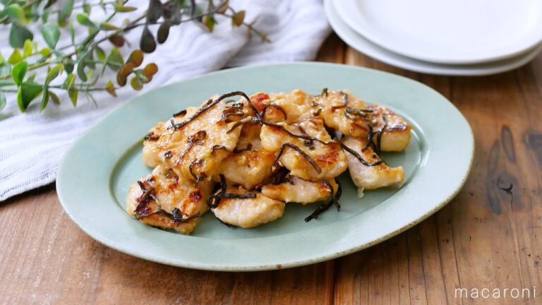 【鶏むね肉のマヨ塩昆布和え】蒸し焼きでしっとり！塩昆布が味のポイント♪｜macaroni（マカロニ）