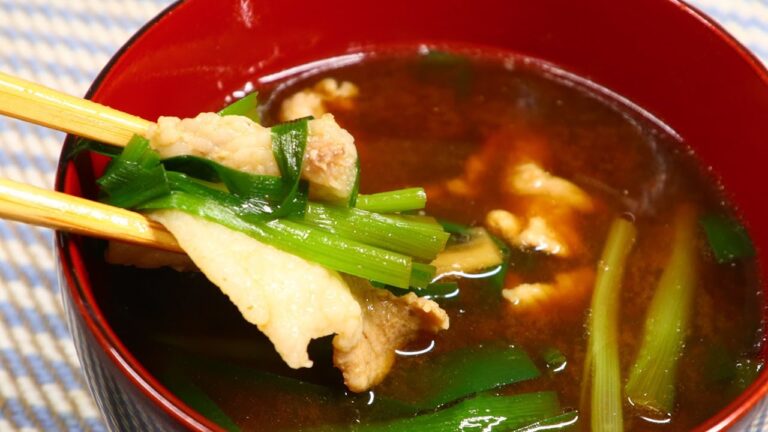 味噌汁 豚肉とニラを使ったおかずになる味噌汁！舞茸も追加でいれてみました【びぎなーずミソすーぷ】
