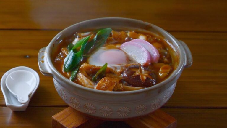 【簡単！】味噌煮込うどん　作り方　うちの作り方　（分量は概要欄に記載）うどんに染み込んだ味噌がとても美味しいです！寒い日食べたい！