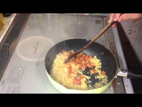 ピリ辛で美味い！キムチ炒飯の作り方！