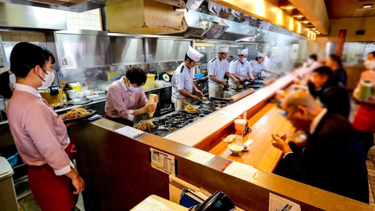 信じられない超絶焼きそばラッシュ！大人気ロードサイド焼そば専門店の一日｜Amazing Skill! Teppanyaki Master