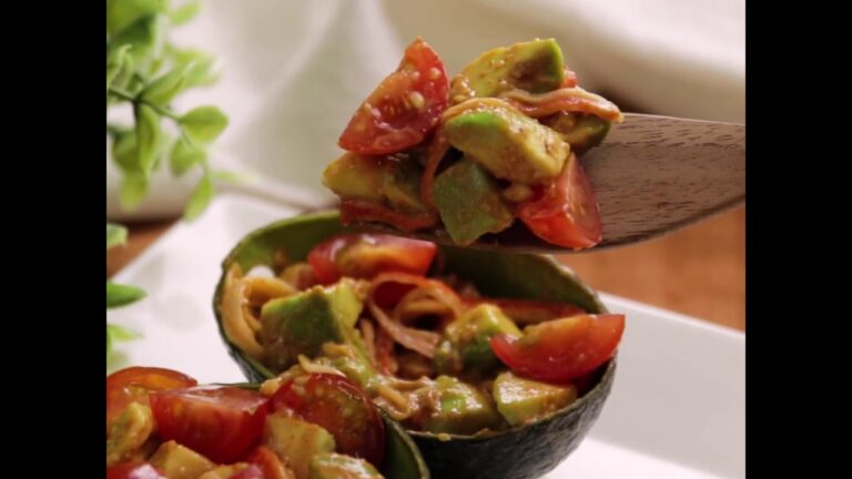 ピリ辛アボカドが新鮮なおいしさ アボカドの韓国風カップサラダ ｜ moguna[モグナ]