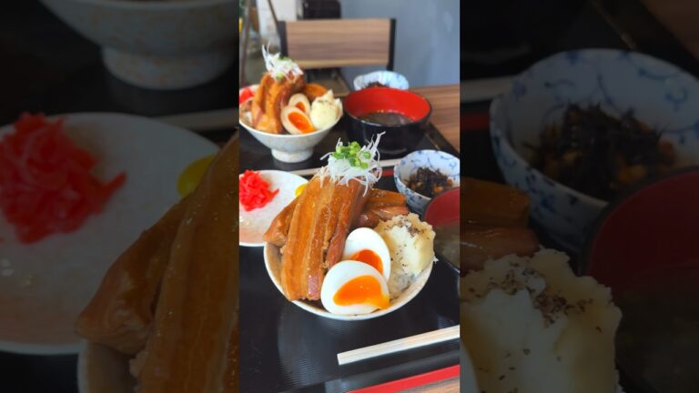 巨大角煮を400g乗せた極上どんぶり！箸で切れるくらい柔らかくホロホロな食感がたまらない【角煮丼屋くろしろ：東京高田馬場】