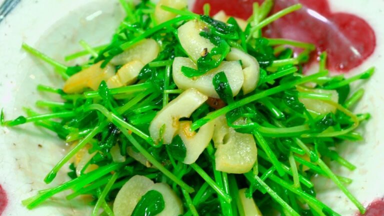 たった5分で完成！豆苗のにんにく炒め