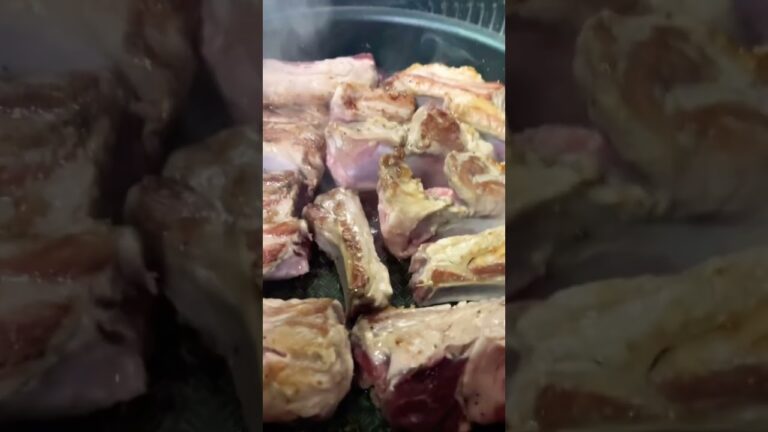 ◆ガッツリ肉でお腹いっぱいスペアリブ◆ 醤油 大さじ2みりん 大さじ1お酒 大さじ1お酢 大さじ1砂糖 大さじ4水 100ml#レシピ動画 #肉レシピ#今日の夜ご飯