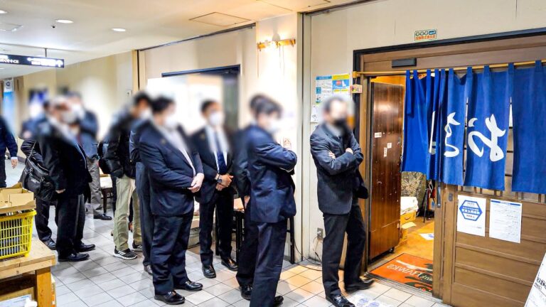 爆喰いサラリーマン達の朝社食。鬼コスパ定食が爆売れする市場老舗食堂 | Japanese Good Old Diner