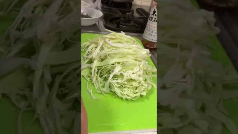 ＃超簡単　＃手抜き料理　材料は３つだけ！キャベツ、塩昆布、ごま油。混ぜて出来上がり！めちゃくちゃ美味しい！一皿10円！
