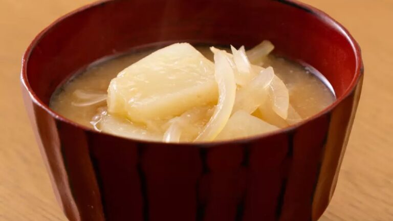 じゃがいもと玉ねぎのみそ汁