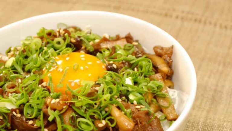 牛肉とキノコの甘辛炒め丼