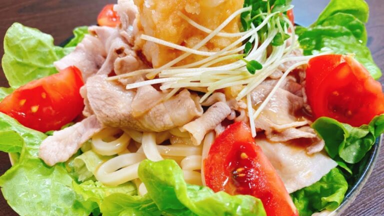 【超便利な調理グッズも紹介】鬼リピしてる♪冷凍うどんで簡単『おろしと豚しゃぶ超たっぷり♪胡麻ぽんサラダうどん』
