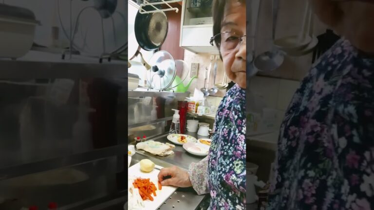 おばあちゃん👵今朝の味噌汁は大根人参🥕シメジ、ジャガイモです