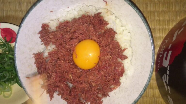 コンビーフでめちゃうまユッケ丼作ってみた！
