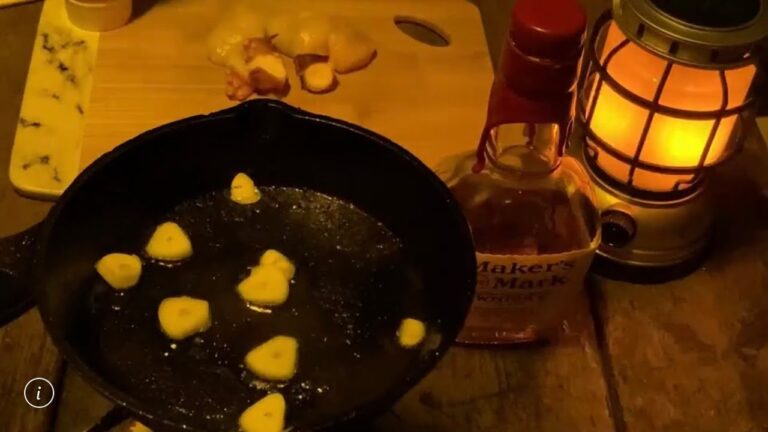 ほたて、タコ、ニラもやしとスライスにんにくを入れるだけでバター醤油で炒めた奴ら