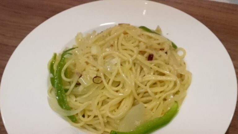 【簡単パスタ】オニオンとピーマンのペペロンチーノ