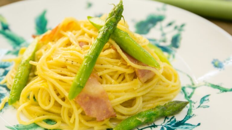 ベーコンとアスパラのコーンクリームパスタ