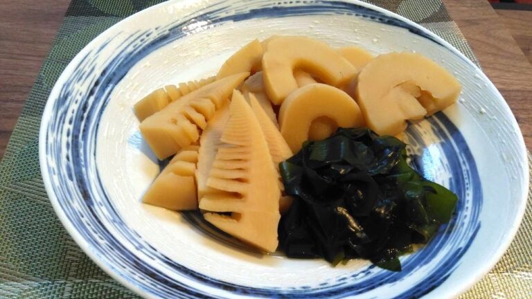 簡単に作れる和食。タケノコとワカメの煮物