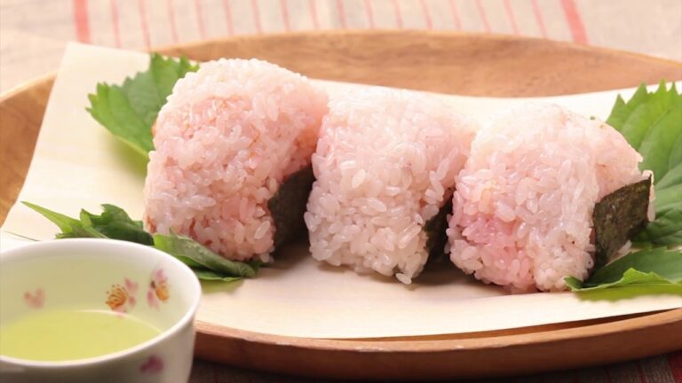 【レシピ動画・料理】 新米と梅干しのおにぎり最高！