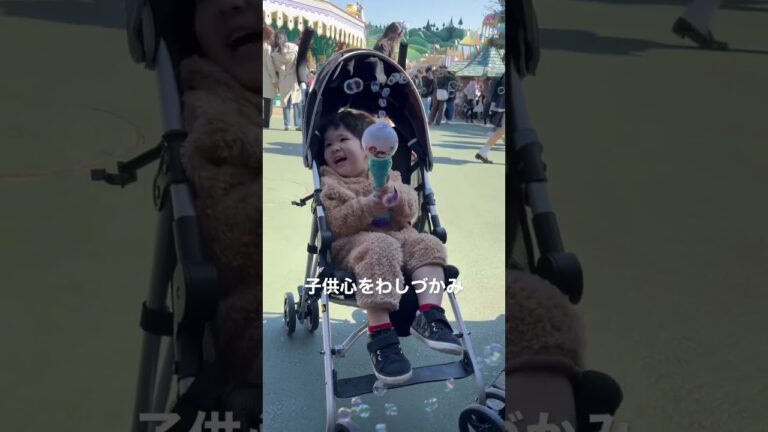 シャボン玉おもちゃの虜になる子