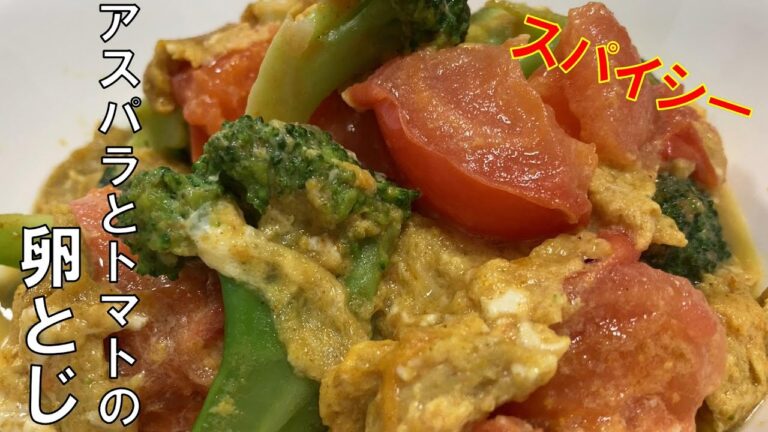 【ブロッコリーとトマトの卵とじ】　ブロッコリーとトマトを炒めて卵でとじるだけの、丼物にするのにもぴったりなおかずです。目からうろこの冷凍ブロッコリーの水っぽさの解消法も紹介。