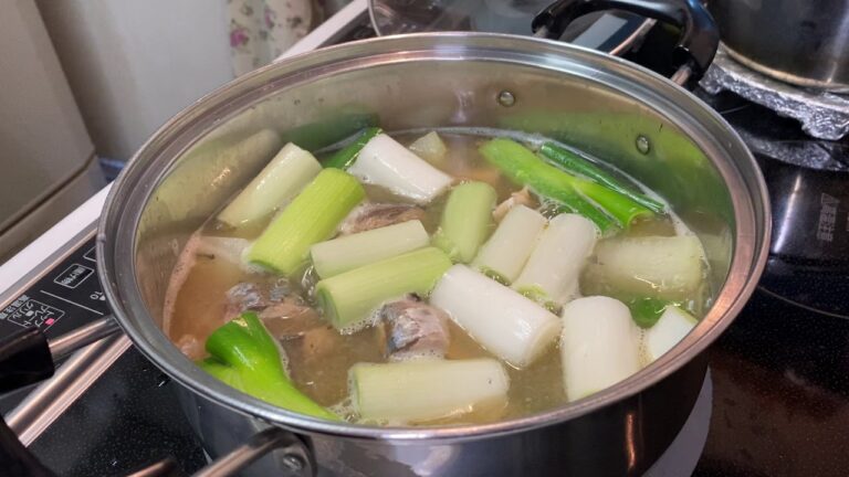 鯖の水煮缶詰で味噌汁？あら汁？
