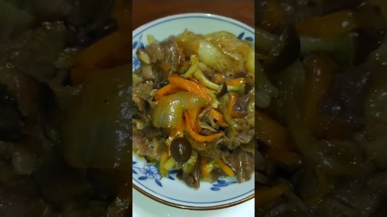 牛肉と野菜の炒め煮(牛肉 しらたき 人参🥕玉ねぎ🧅しめじ)人参🥕玉ねぎ🧅は千切り しらたきとしめじは茹でる 詳しい作り方は説明欄に記してあります(._.)φ
