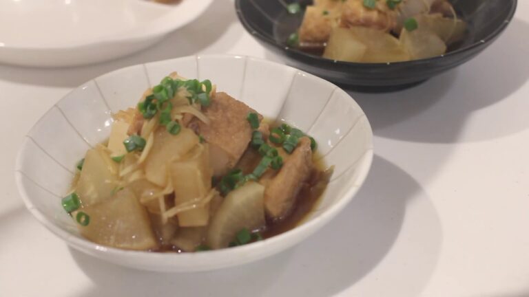 一汁二菜の朝ごはん「厚揚げと大根の煮物」。