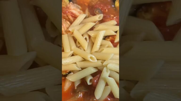 #テレワーク飯　#茄子トマトペンネ　昨日のトマトスープの残りで茄子入れてペンネ。良い感じでversion up。