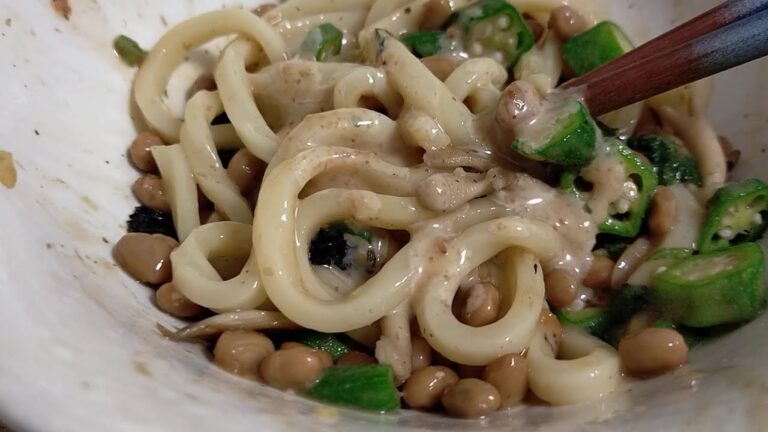 本日の昼ごはん。激ウマ！納豆おくらネバネバ無添加うどん梅味。舞茸～。胡麻ドレッシング投入からの激ウマー！