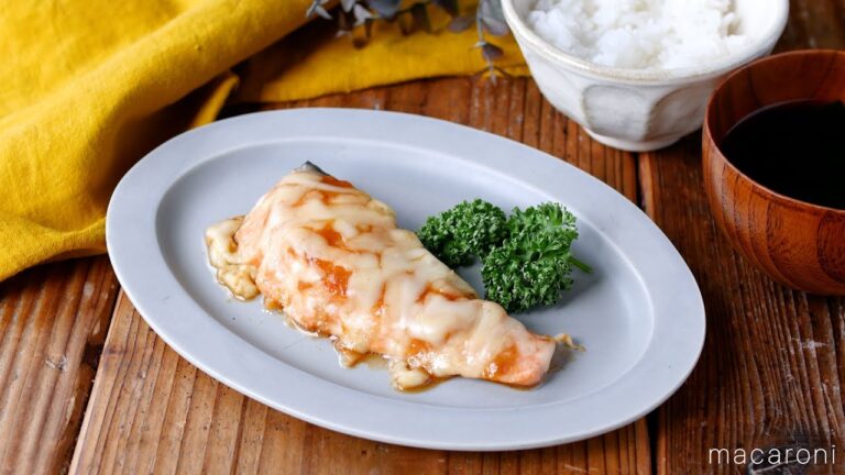 【サーモンのみそチーズ焼き】濃いめの味付けでごはんがすすむ！簡単お魚おかずレシピ♪｜macaroni（マカロニ）