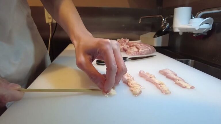 日本橋とり慶 ハンくんの仕込み せせりの仕込み方 せせりは首の肉です 脂身も多く人気の串です 塩焼きタレ焼きともにあいます 日本橋焼き鳥 Nihonbashi Yakitori