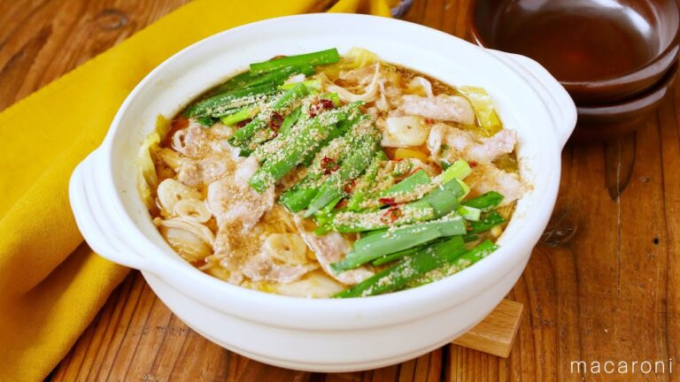 【キャベツと豚バラのにんにくみそ鍋】すりおろしとスライスのダブルにんにくが効いてる！キャベツたっぷり♪｜macaroni（マカロニ）