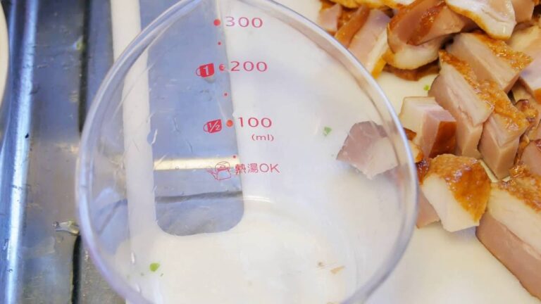 ほうれん草のカルボナーラ作り　牛乳を計量カップに入れる